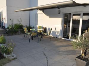 Apartment Wohnung mit großer Gartenterrasse und Ausblick by Interhome