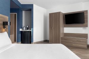 Holiday Inn Express Montreal Airport - St-Laurent by IHG