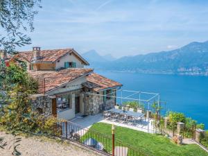 Holiday Home Villa mit schönem Seepanorama und Naturteich by Interhome