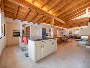 Holiday Home Villa mit schönem Seepanorama und Naturteich by Interhome