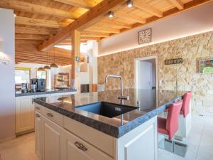 Holiday Home Villa mit schönem Seepanorama und Naturteich by Interhome