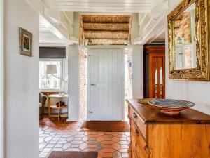 Holiday Home Reetdachhaus inmitten von Wiesen und Feldern by Interhome