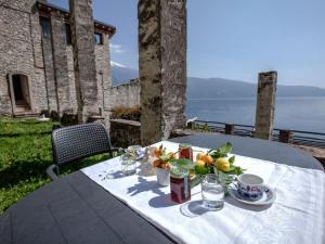 Apartment Clementina Romantisches Appartement mit Seeblick by Interhome