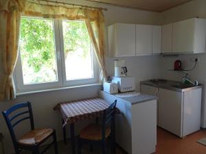 Holiday Home Kleines Ferienhaus mit Garten und Grill in Garitz by Interhome