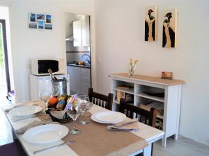 Apartment Bungalow con piscina by Interhome