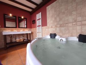 Holiday Home Ländliches Haus mit Jacuzzi by Interhome