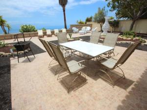 Apartment Apartment mit Terrasse- Pool und Garten by Interhome