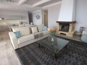 Apartment Apartment mit Terrasse- Pool und Garten by Interhome