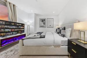 2 BR Flat By Regal Realms Short Lets & Serviced Accommodation London Battersea Hideaway with Balcony, 24hr Gym & Rooftop