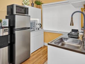 Private Studio - 5 Min to DT - Self Check-In - 75 Inch TV