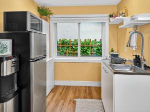 Private Studio - 5 Min to DT - Self Check-In - 75 Inch TV