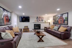 Great for Gatherings! Modern Lanham Duplex