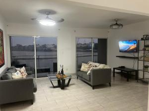 Castillo Colonial, En El Residencial Riviera Colonial