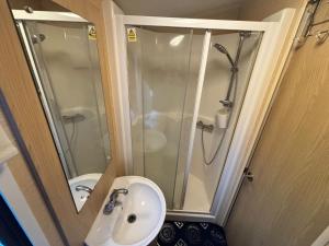 Caravan Beach Park - Sleeps 8 Parking & Pool