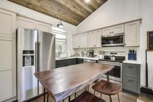 Whitewood with Hot Tub Peaceful Wildwood Retreat