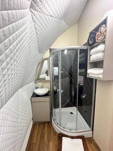 La cabaña de Ciela G glamping con jacuzzi y croquet