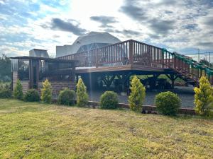 La cabaña de Ciela G glamping con jacuzzi y croquet