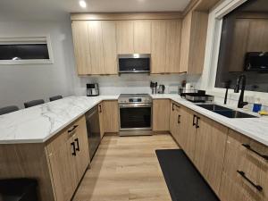 Shaganappi 2BR with private Baths, Walk to CTrain, Garage Parking, Full Kitchen