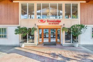 Econo Lodge Inn & Suites North Vancouver