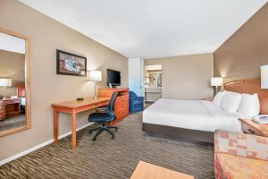 Econo Lodge Inn & Suites North Vancouver