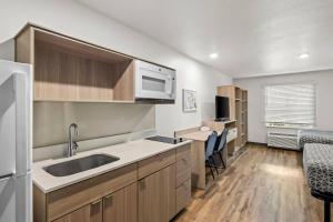 WoodSpring Suites Palm Springs - West Palm Beach