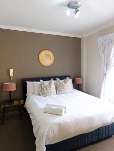 Skyline Views & Modern Luxury Apartment