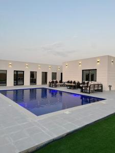 The Plunge Villa - Farm House