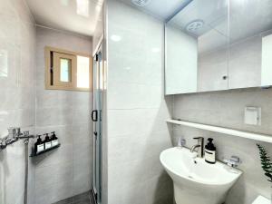 Hongdae Yeonnam Mangwon Walking Distance 3QBED Airport Railroad Luggage Storage Parking