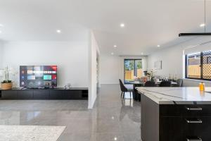 Elegant Roomy 4BR Retreat Close to Town Centre