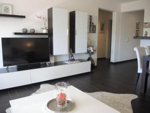 Magnolia by Fewotessin