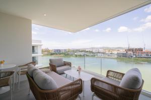 Lakefront suite The Aqua at Boat avenue