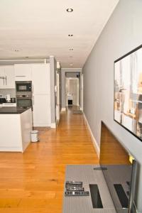 Spacious House in Ealing, Free Parking, High-Speed WiFi with Garden