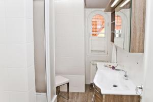 Unter den Kolonnaden - 27-18