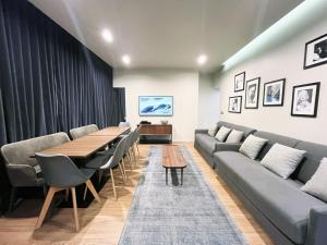 UrbanFlat 79 - Bel appartement de 4 chambres Republique