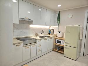 Hongik University Station Airport Railroad 1 minute