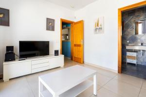 3 bedroom villa with pool and jacuzzi