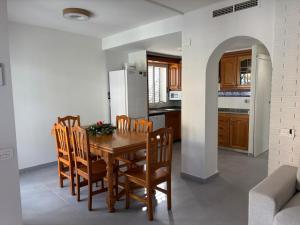 Casa mediterránea junto al mar.