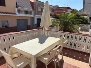 Casa mediterránea junto al mar.