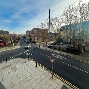 Bright Modern 2 bedroom Flat with Balcony Near Shoreditch