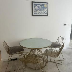 Bright Modern 2 bedroom Flat with Balcony Near Shoreditch