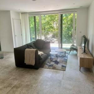 Bright Modern 2 bedroom Flat with Balcony Near Shoreditch