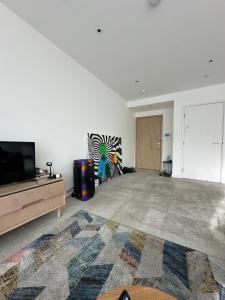 Bright Modern 2 bedroom Flat with Balcony Near Shoreditch