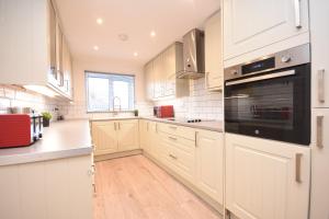 Ideal Contractor & Family Stay-Basildon Smart tv