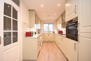 Ideal Contractor & Family Stay-Basildon Smart tv