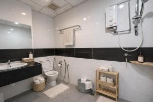 High Floor Partial Seaview 2BR Suite Near Gurney Mansion One 26