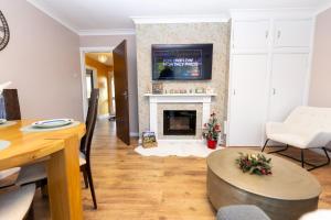 2-Bedroom Cozy Apt w parking and sunny garden