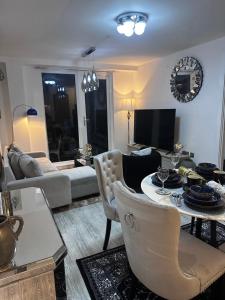 Mega12 Luxury Modern Apartment at Manchester City Centre, near MediaCityUK and Salford Quays-Free Car park