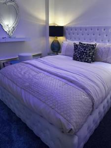 Mega12 Luxury Modern Apartment at Manchester City Centre, near MediaCityUK and Salford Quays-Free Car park