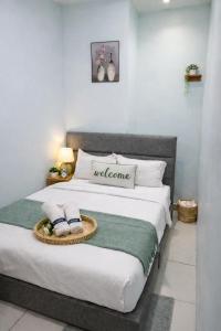 High Floor Partial Seaview 2BR Suite Near Gurney Mansion One 26