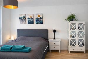 Modern, bright 2 bedroom apartment with great views